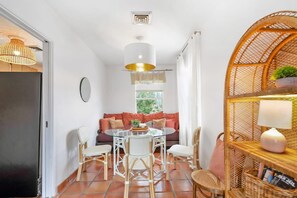 3 bedrooms, Internet - Pink House in Prime Location Dogs Ok Walk to DT (St. Augustine)