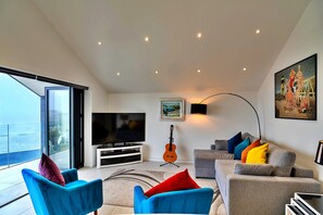 Apartment | Living room - Penthouse Apartment in Teignmouth, No Deposit (Teignmouth)