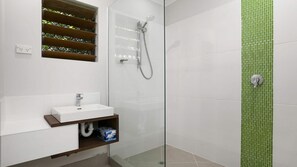 Shower, hair dryer - Secret Mission Pet friendly (Wongaling Beach)