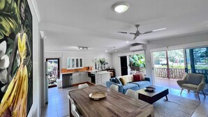 Un interior moderno con comedor, cocina y sala de estar.