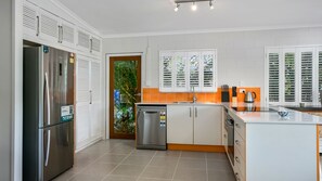 Fridge, microwave, dishwasher, cookware/dishes/utensils