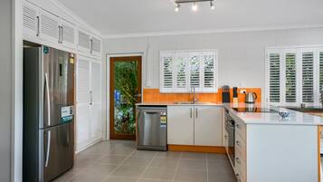 Kühlschrank, Mikrowelle, Geschirrspüler, Kochgeschirr/Geschirr/Besteck