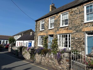 Exterior - Ty Clyd (Newport)