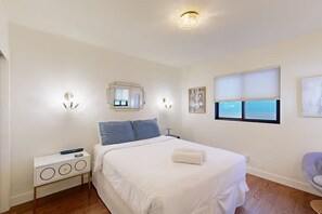 4 bedrooms, iron/ironing board, free WiFi, bed sheets - Perfect For Families, Walk To Beach, 2 Hot Tubs (Ventura)
