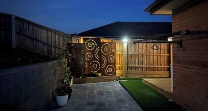 Cozy Eco Home in Launceston, Tasmania. Voice control light, Blinds. EV charger.