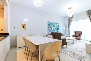 Appartement, balcon, vue sur la ville | Repas dans la chambre