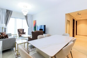 Apartamento, balcón, vistas a la ciudad | Servicio de comidas en la habitación