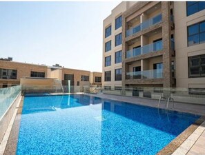 4 สระว่ายน้ำกลางแจ้ง