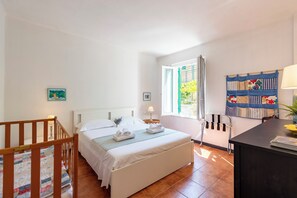 Appartement familial, plusieurs chambres (Yard Apartment Vernazza) | 2 chambres, accès au Wi-Fi (inclus), literie fournie