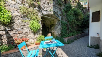 Family Apartment, Multiple Bedrooms (Yard Apartment Vernazza) | Outdoor dining