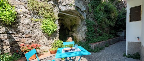 Familie appartement, meerdere slaapkamers (Yard Apartment Vernazza) | Buiten dineren