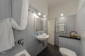 LÀgenhet Standard - flera sovrum (Balcony Apartment A Vernazza) | Badrum | Dusch, hÄrtork, bidé och handdukar