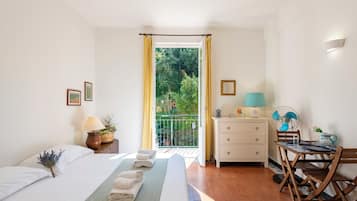Standard Apartment, Multiple Bedrooms (Balcony Apartment A Vernazza) | 2 bedrooms, free WiFi, bed sheets