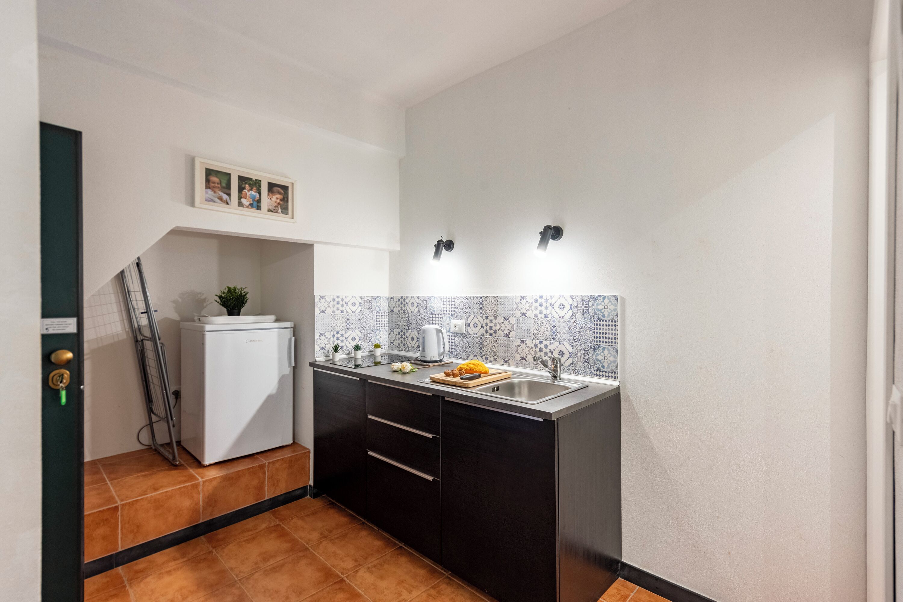 Family Apartment, Multiple Bedrooms (Yard Apartment Vernazza) | Private kitchen | Fridge, stovetop, coffee/tea maker, electric kettle