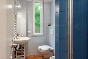 Familie appartement, meerdere slaapkamers (Yard Apartment Vernazza) | Badkamer | Een douche, een haardroger, een bidet, handdoeken