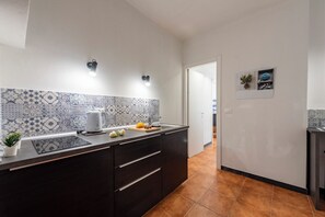 Appartement familial, plusieurs chambres (Yard Apartment Vernazza) | Cuisine privée | Réfrigérateur, surface de cuisson, cafetière-théière