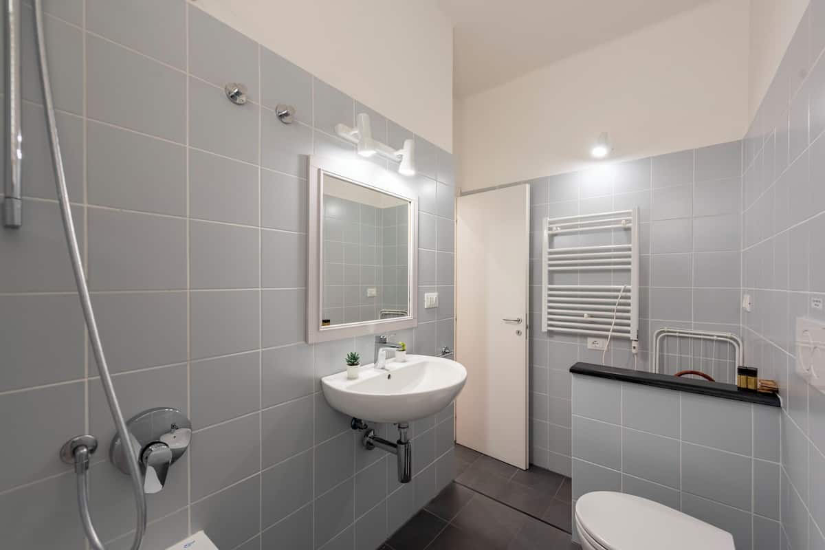 Standard-Apartment, Mehrere Schlafzimmer, 2 Bäder (Balcony Apartment Vernazza) | Badezimmer | Dusche, Haartrockner, Bidet, Handtücher