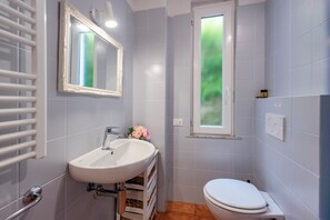 Family Apartment, Multiple Bedrooms (Yard Apartment Vernazza) | Bathroom | Shower, hair dryer, bidet, towels - Vernazza Apartments (Vernazza)