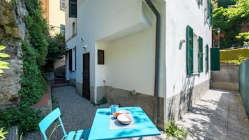 Family Apartment, Multiple Bedrooms (Yard Apartment Vernazza) | Outdoor dining