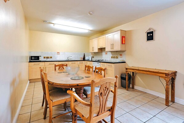 Dining - Cottage in Netley Hall With Scenic Trails (Shrewsbury)
