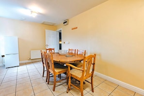 Cottage | Private kitchen - Cottage in Netley Hall With Scenic Trails (Shrewsbury)
