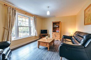 Cottage | Living room - Cottage in Netley Hall With Scenic Trails (Shrewsbury)