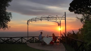 Habitación doble Deluxe, vista al mar, en el área del jardín | Vista al agua