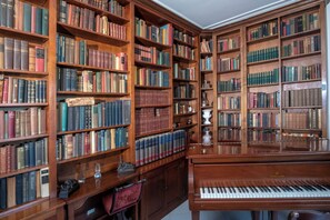 Quarto casal conforto, cozinha americana, vista para o jardim | Área de estar