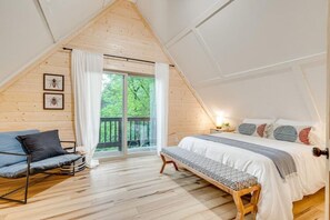 2 bedrooms, desk, iron/ironing board, free WiFi - Whispering woods •Hot tub•River access•DogFriendly (Shenandoah)