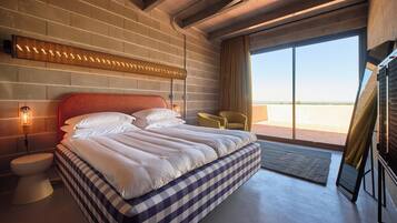 Superior tweepersoonskamer, balkon, uitzicht op bergen | Een minibar, een kluis op de kamer, individueel gedecoreerd