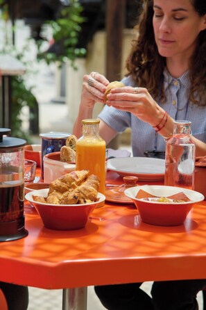 Déjeuner complet gratuit tous les jours