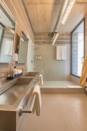 Penthouse superior, balcón, vista a la montaña | Baño | Regadera, secadora de cabello, pantuflas, toallas 