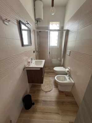 Dusche, Bidet, Handtücher, Seife