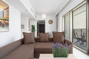 Lägenhet Premium - utsikt mot hamnen | Vardagsrum | 58-tums smart-tv med digitalkanaler, Netflix och streamingtjänster