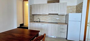 House, Multiple Bedrooms, Smoking, Patio | Interior