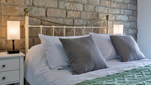 1 habitación y tabla de planchar con plancha 