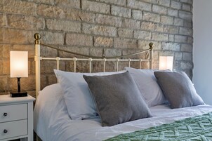 1 habitación y tabla de planchar con plancha