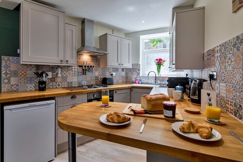 Perfect Peak District Getaway, No Deposit