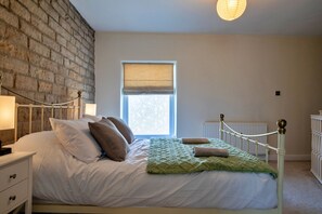 1 habitación y tabla de planchar con plancha