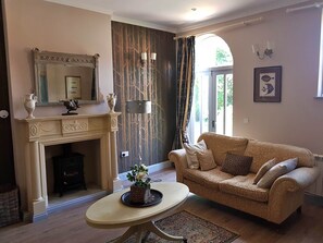 Living room - Cottage in UK With Garden & Tennis Court (Derby)