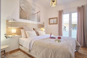 2 slaapkamers, een strijkplank/strijkijzer, reisbedje, beddengoed