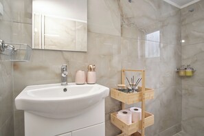 Een douche, een haardroger, handdoeken, zeep