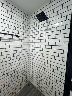 Deluxe Triple Room | Bathroom | Shower, bidet, towels