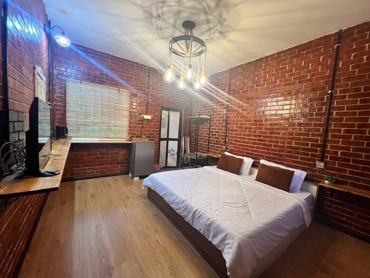 Deluxe Double Room, 1 King Bed | Free WiFi, bed sheets