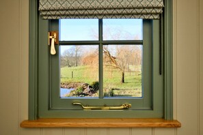 Cottage | Balcony - Shepherd's Hut in Horncastle Near Cadwell Park (Horncastle)