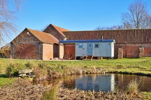 Cottage | Exterior - Shepherd's Hut in Horncastle Near Cadwell Park (Horncastle)