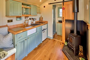 Cottage | Private kitchen - Shepherd's Hut in Horncastle Near Cadwell Park (Horncastle)