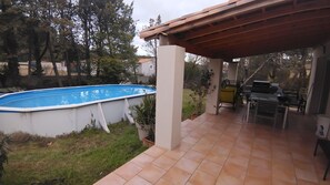 Outdoor dining - Villa in the countryside in an Occitan village with medieval castle (Montarnaud)