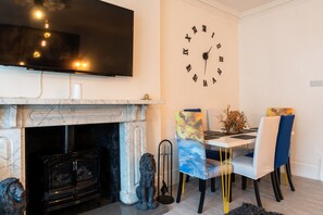 Apartment | Dining - Victorian Maisonette in Torquay by Harbour (Torquay)