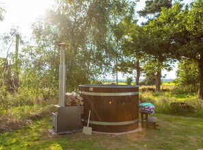 Cabin | Outdoor spa tub